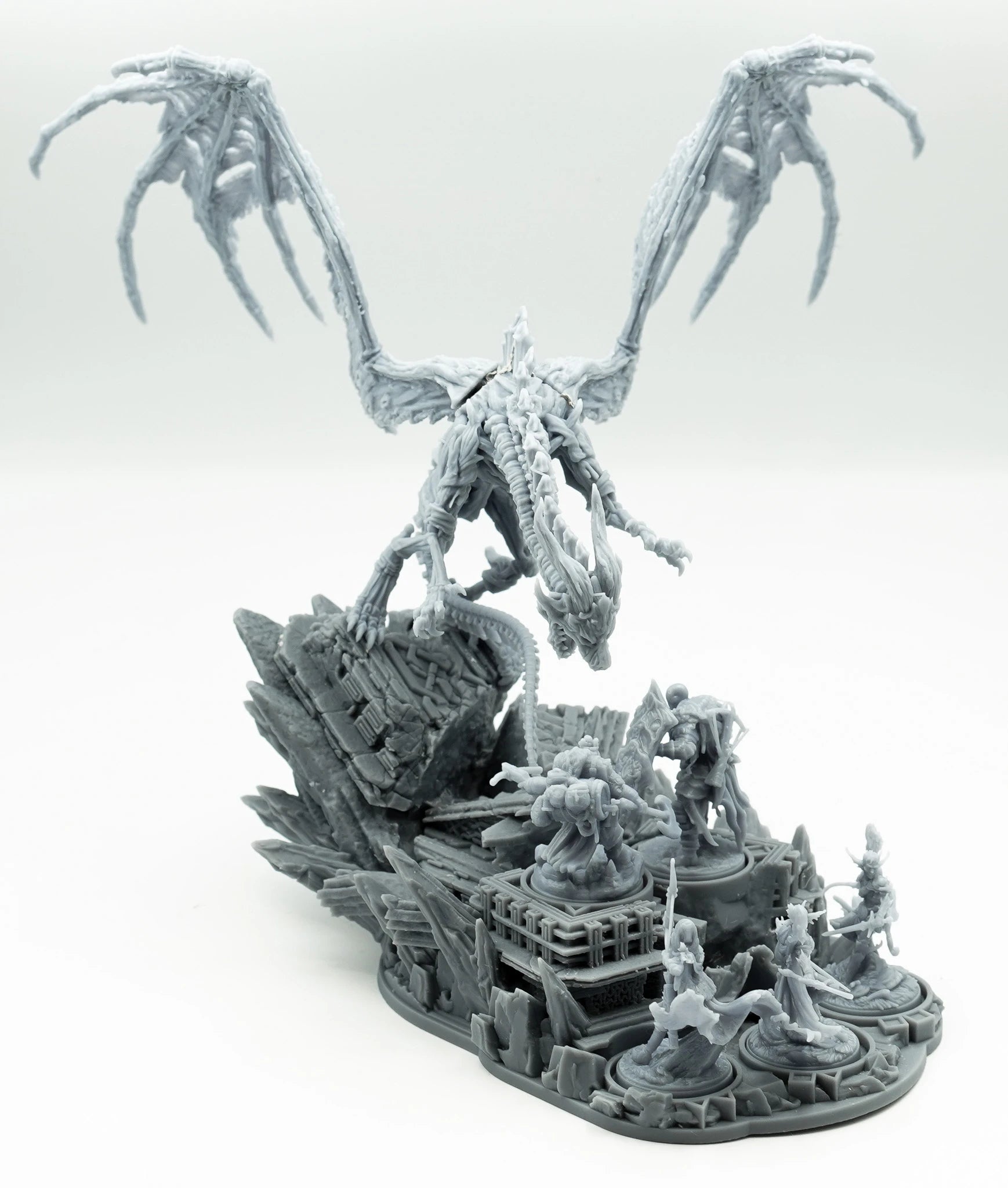 Miniatura de dragón y personajes de Lands of Evershade — imagen de referencia