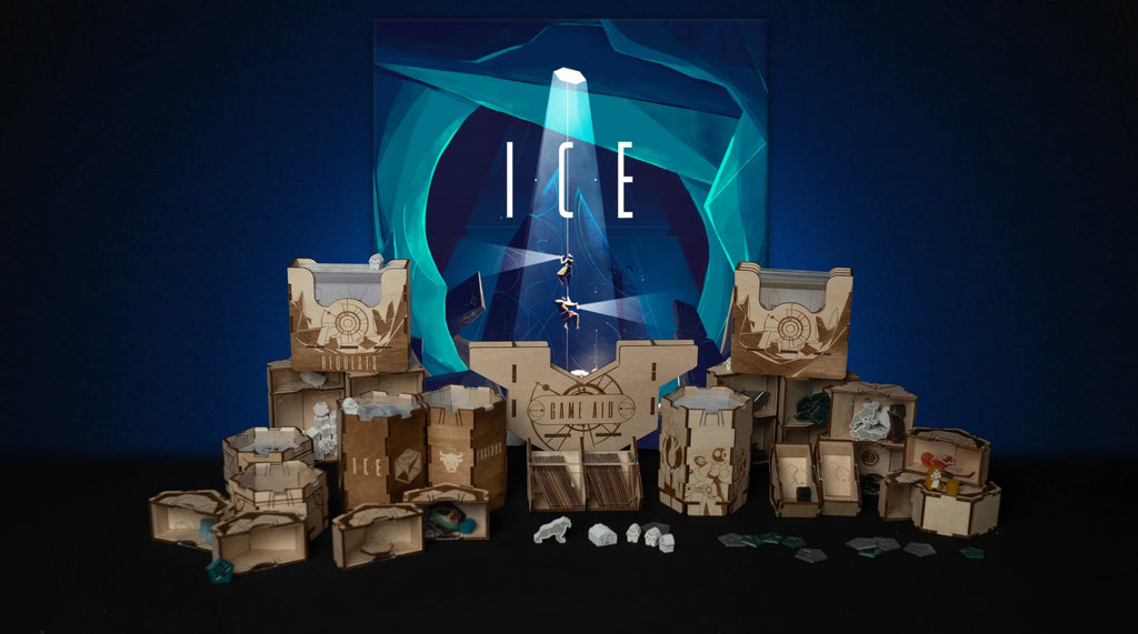Caja y organizadores de madera de ICE Unlimited sobre fondo oscuro