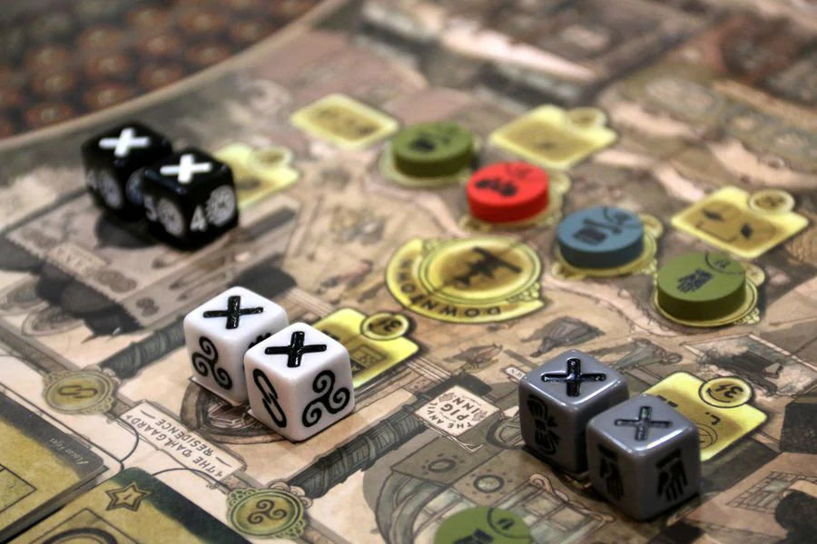 Trickerion Edicion Aniversario en espanol, componentes sobre tablero de juego